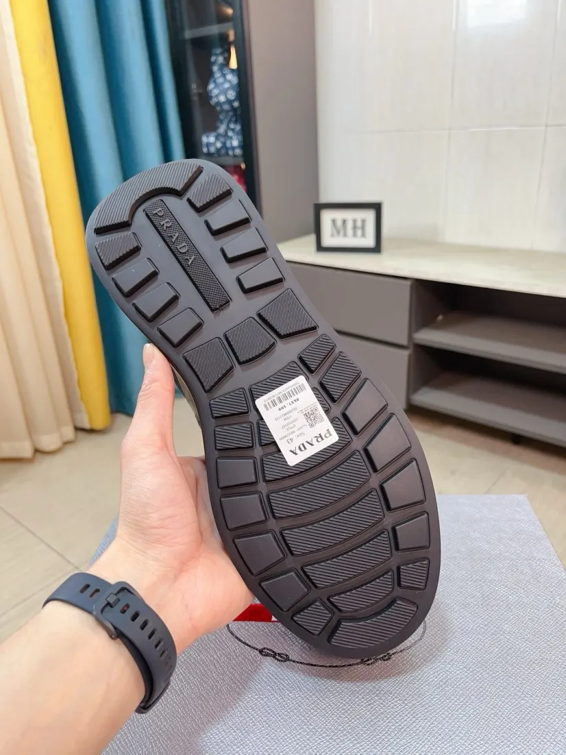 The ex-factory price is 620🌹🌹The high-quality new Prada (Prada) counters are launched simultaneously. The new men's shoes and 😘fabrics are selected from imported mesh and glue-spraying technology. Imported cowhide lining. 👍🏿High-end☄️Open-molded non-slip rubber outsole, exquisite lines, simple and elegant, comfortable and high-end for leisure travel. Code number: 38 to 44